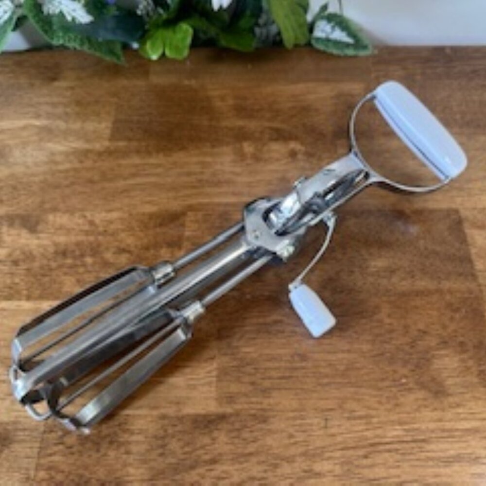 Vintage Chrome Hand Crank Egg Beater –‎ White Handle Retro Kitchen Mixer Tool